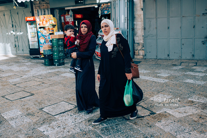 "在老城内,你会看到犹太教堂,基督教堂和清真寺相距不远,也会看到头戴