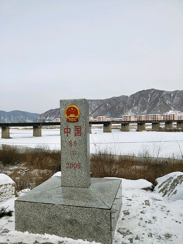 界碑后面的楼房就是朝鲜的南阳郡