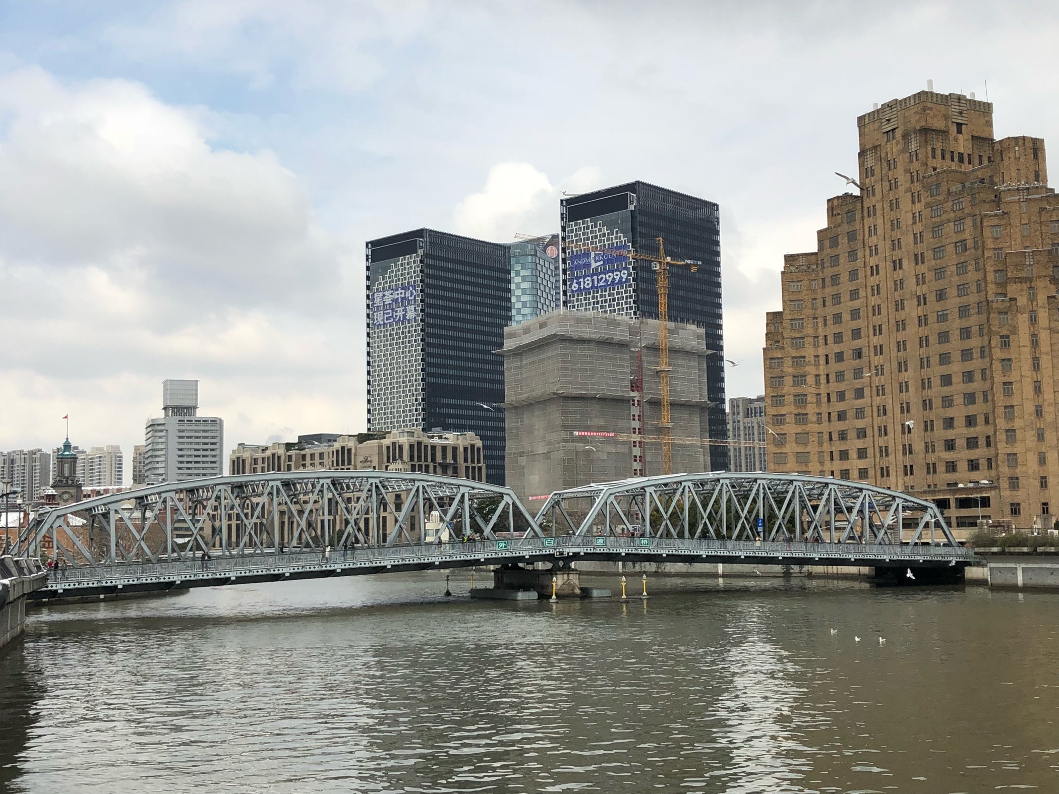 外白渡桥情深深雨蒙蒙依萍跳桥的拍摄地酒店沿着步行街一直走尽头就是