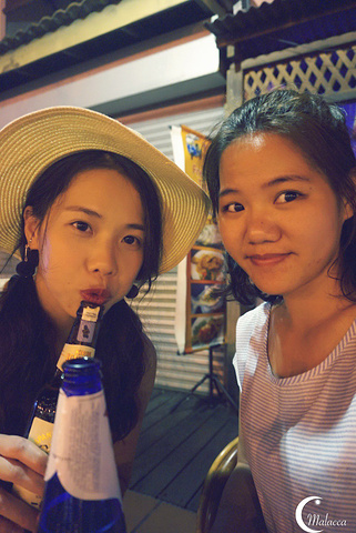 一口一个,超级好吃。晚上你也可以在马六甲河