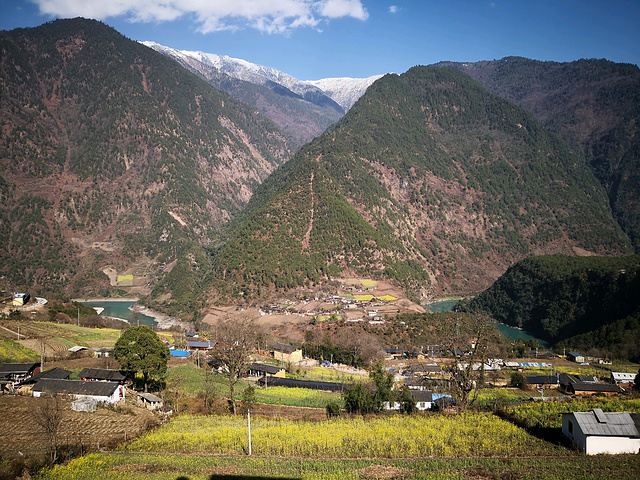 21岛上种植桃树 每年3月桃花盛开 姹紫嫣红 非常美丽 故名桃花岛 从这里可以观丙中洛镇全景和桃花岛全景 桃花岛 评论 去哪儿攻略