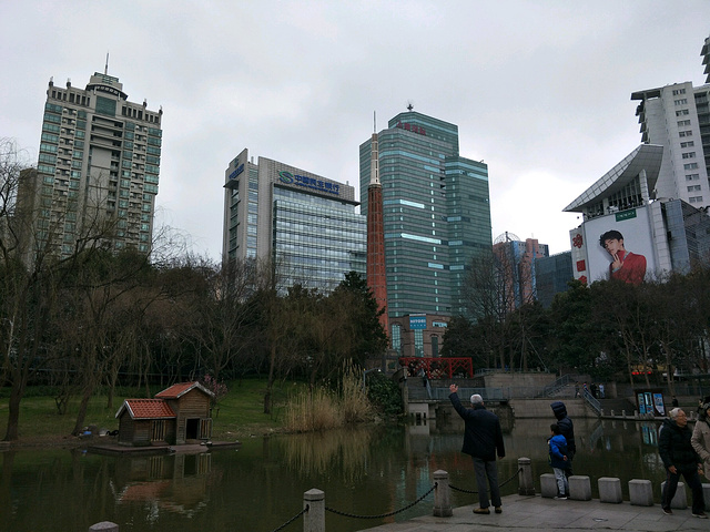 著名景點徐家彙公園是一座開放式公園綠地天橋是貫穿整個公園的空中