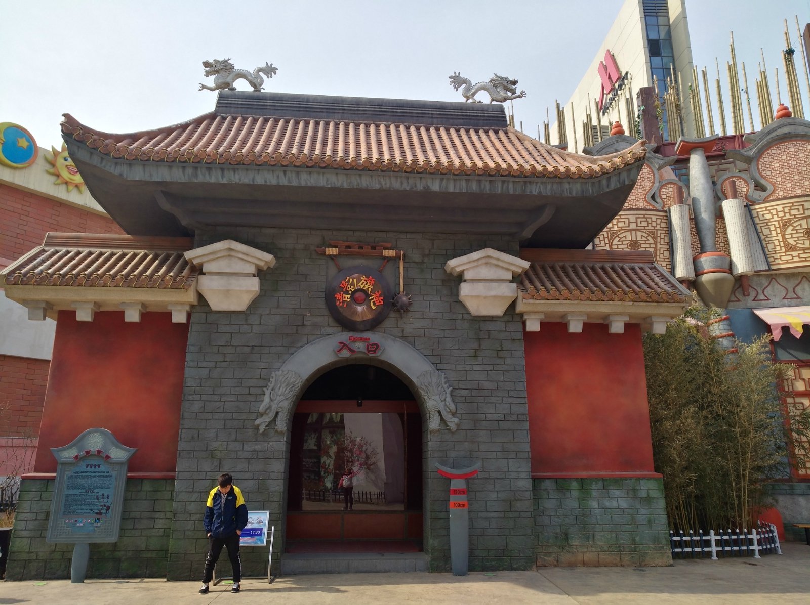 2米以上,是个鬼屋,不分场次,随时可以进入,不需要排队,所以建议周末人