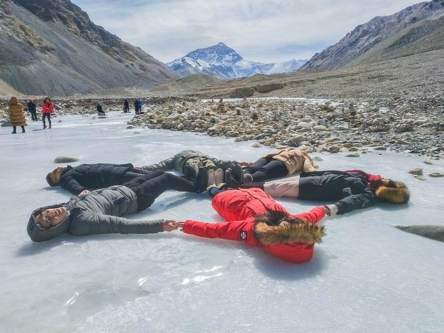 拔又高,很容易晕车和高反,人家高反是头晕恶心