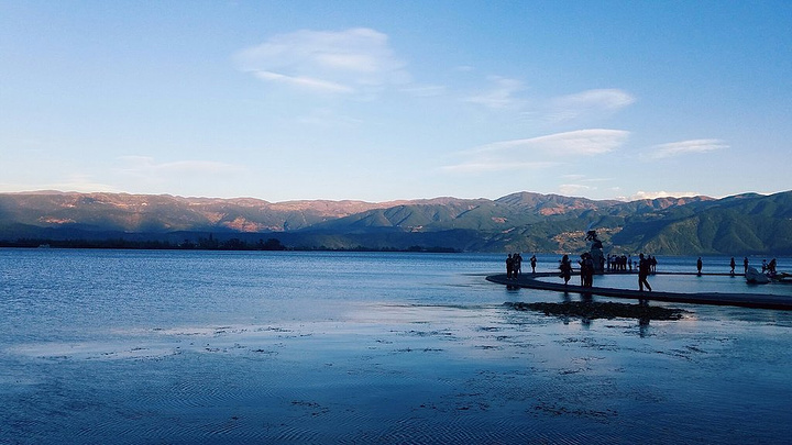 漫步在湖边栈道上时可以看船看水波粼粼和远处的山水烟波淼淼邛海的美