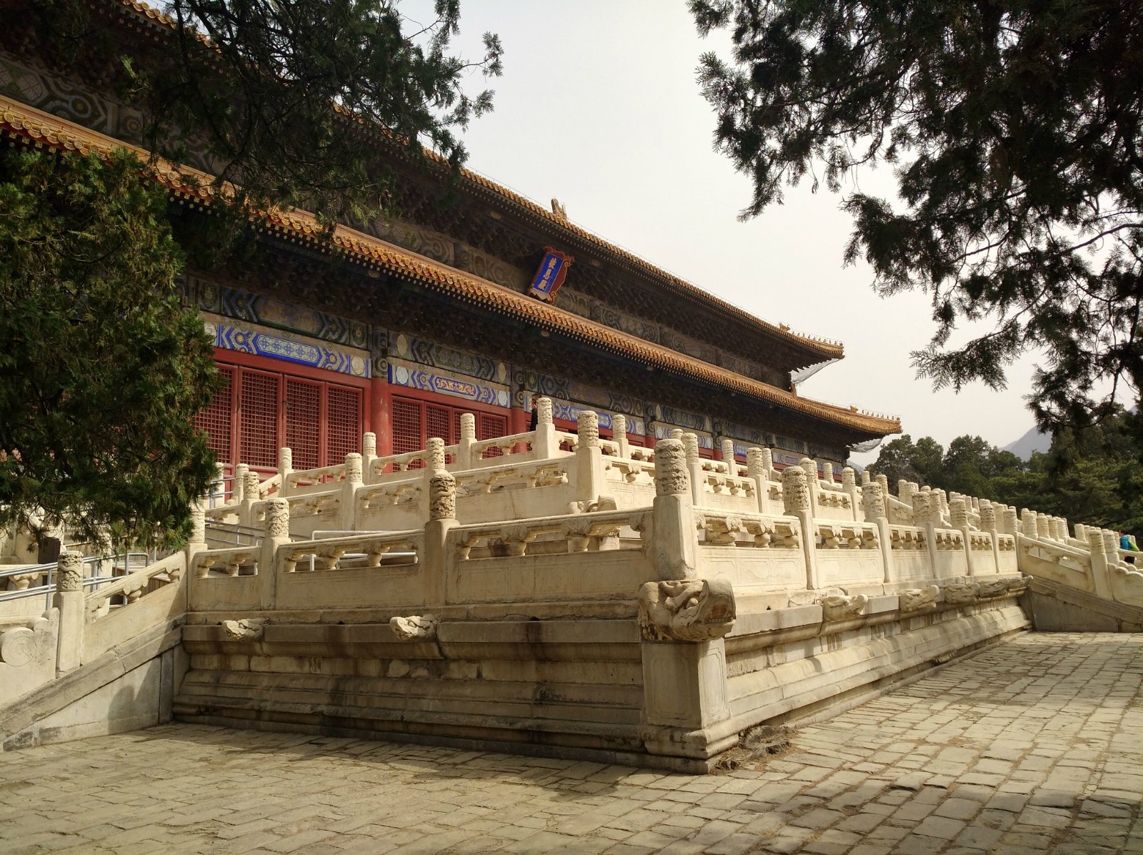 最高大的楠木是矗立在殿内的32根重檐金柱差不多1258米直径都在1米