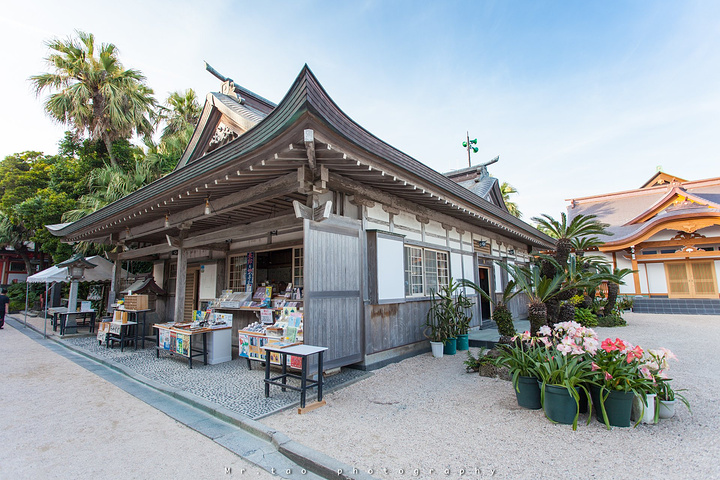作为日向七福神有抱着琵琶的美丽弁天神像提前预约即可参观岛上设有亚