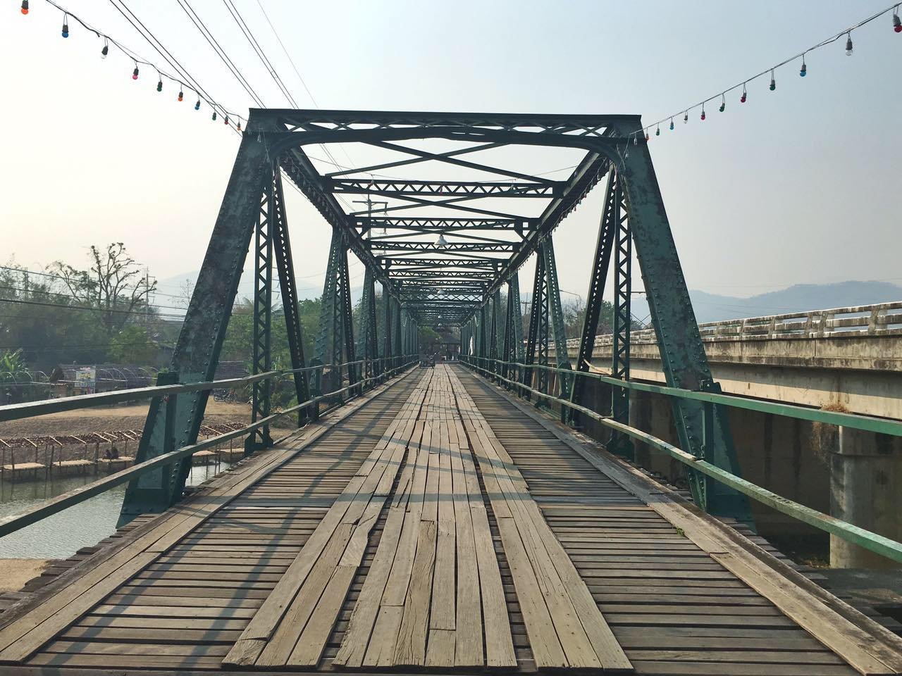而已二战大桥的确很良心了也的确有一股沧桑感桥面是木造的值得一看