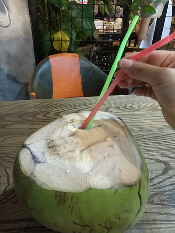 冰椰子特别好喝,尤其是下海游泳之后很热,来上一个瞬间解暑.