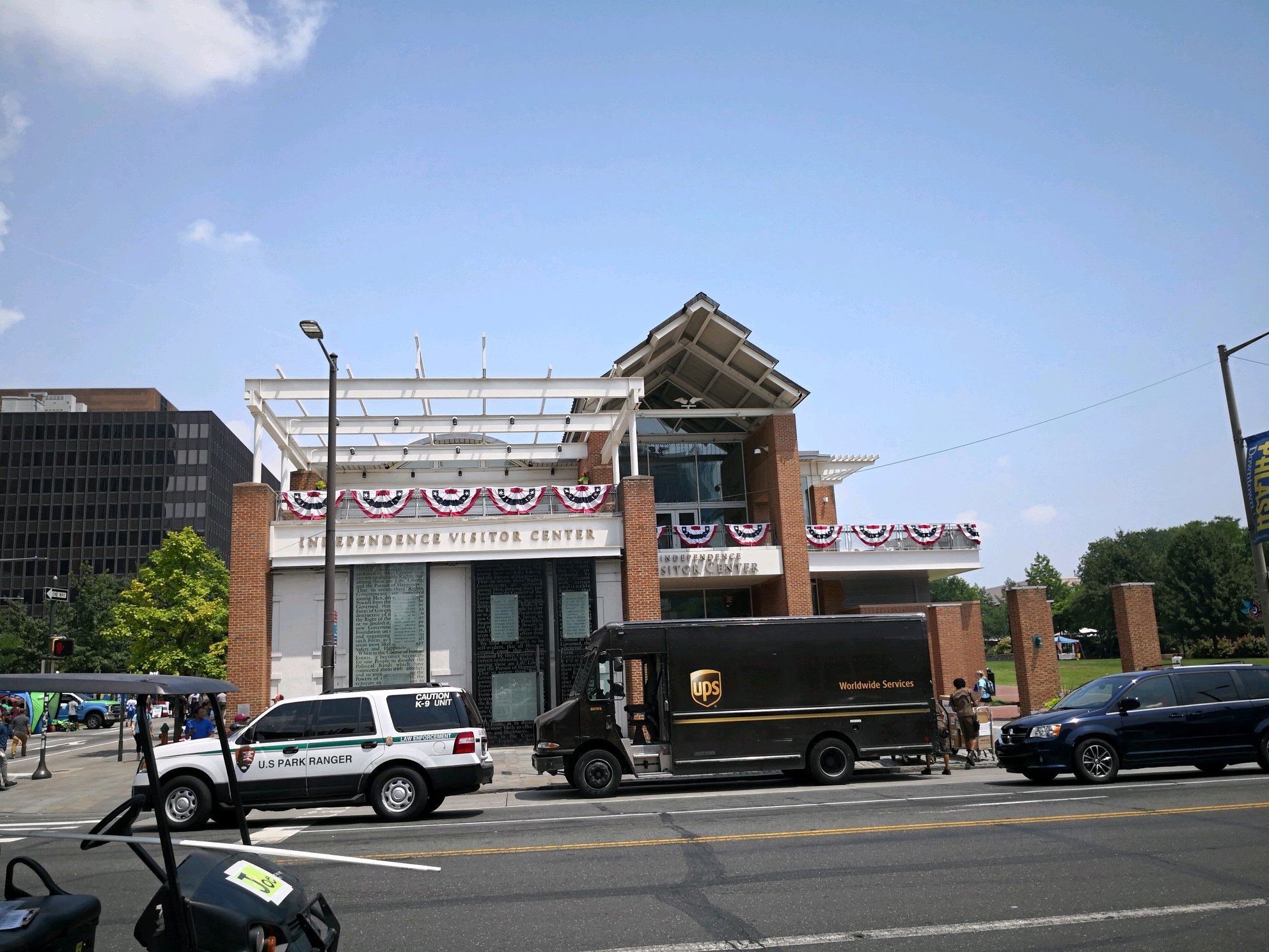 费城街头     身材健硕的女执勤人员背影费城街头   魁梧的执勤人员