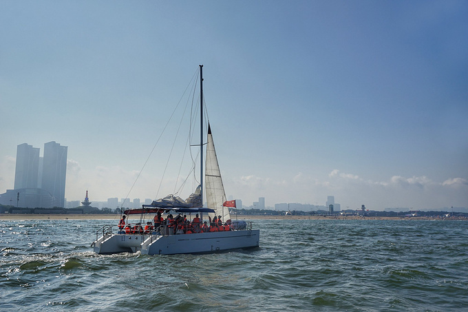 日照旅游攻略 直到我和你,来到日照的海边 坐上帆船,从出海口驶入茫茫