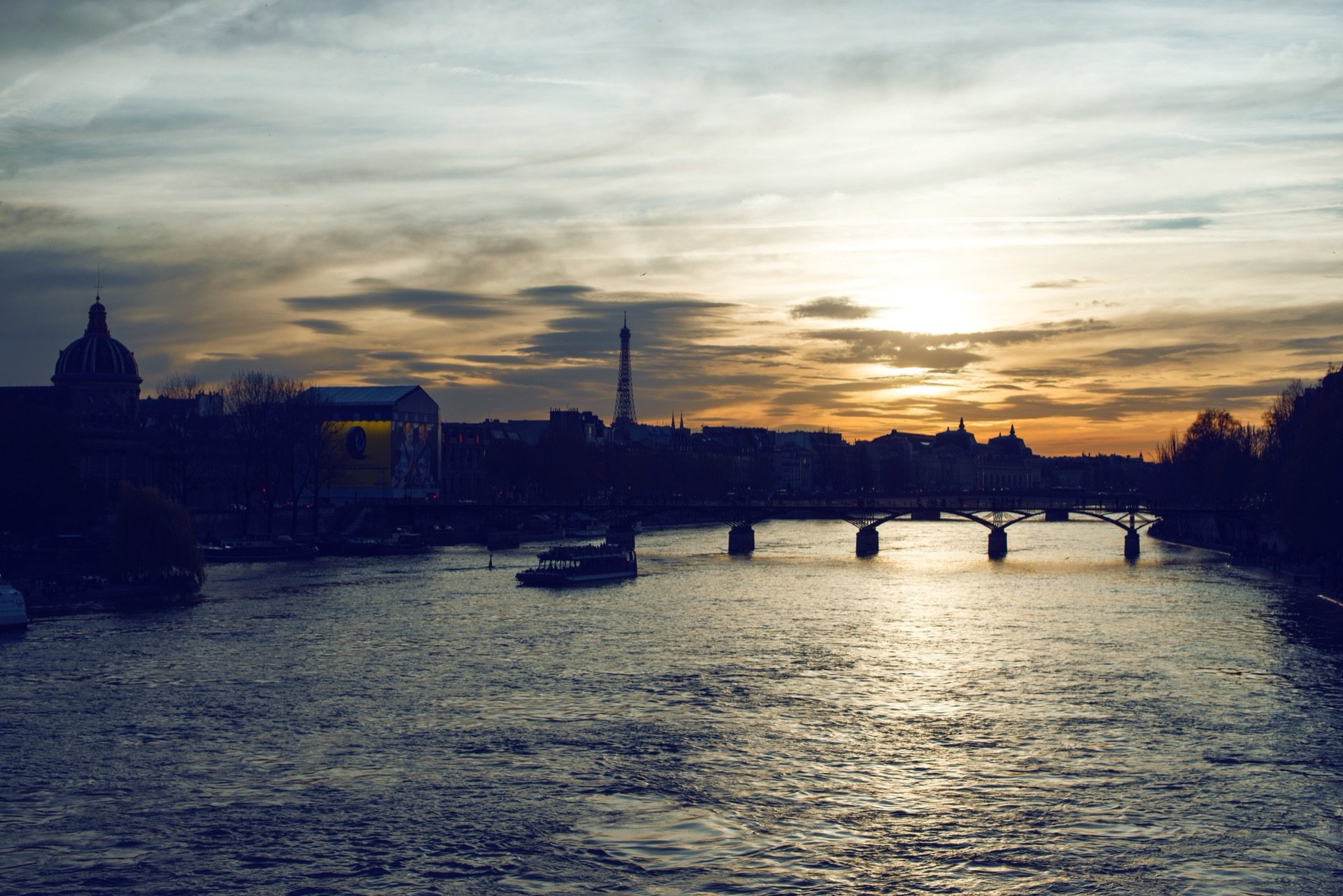 黄昏时分站在塞纳河左岸真的很美凌晨