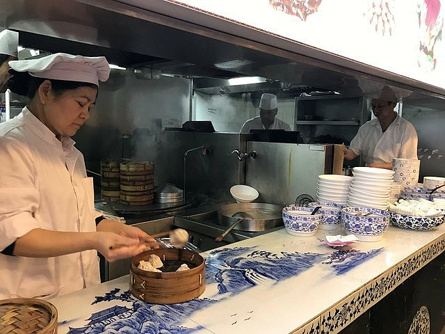 一楼以外卖和小吃为主,二楼有点餐。如今德兴