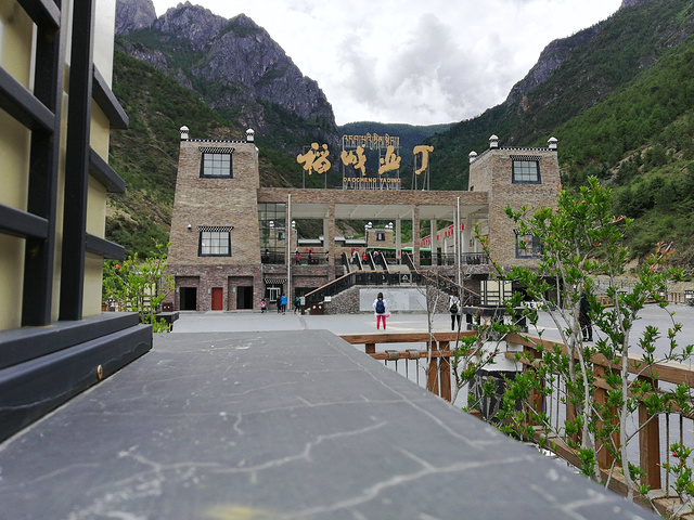 门票:亚丁门票150元,旅游大巴120元,这是必须