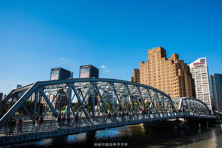 已有百年历史的外白渡桥是上海的标志性建筑之一吸引着来往行人的目光
