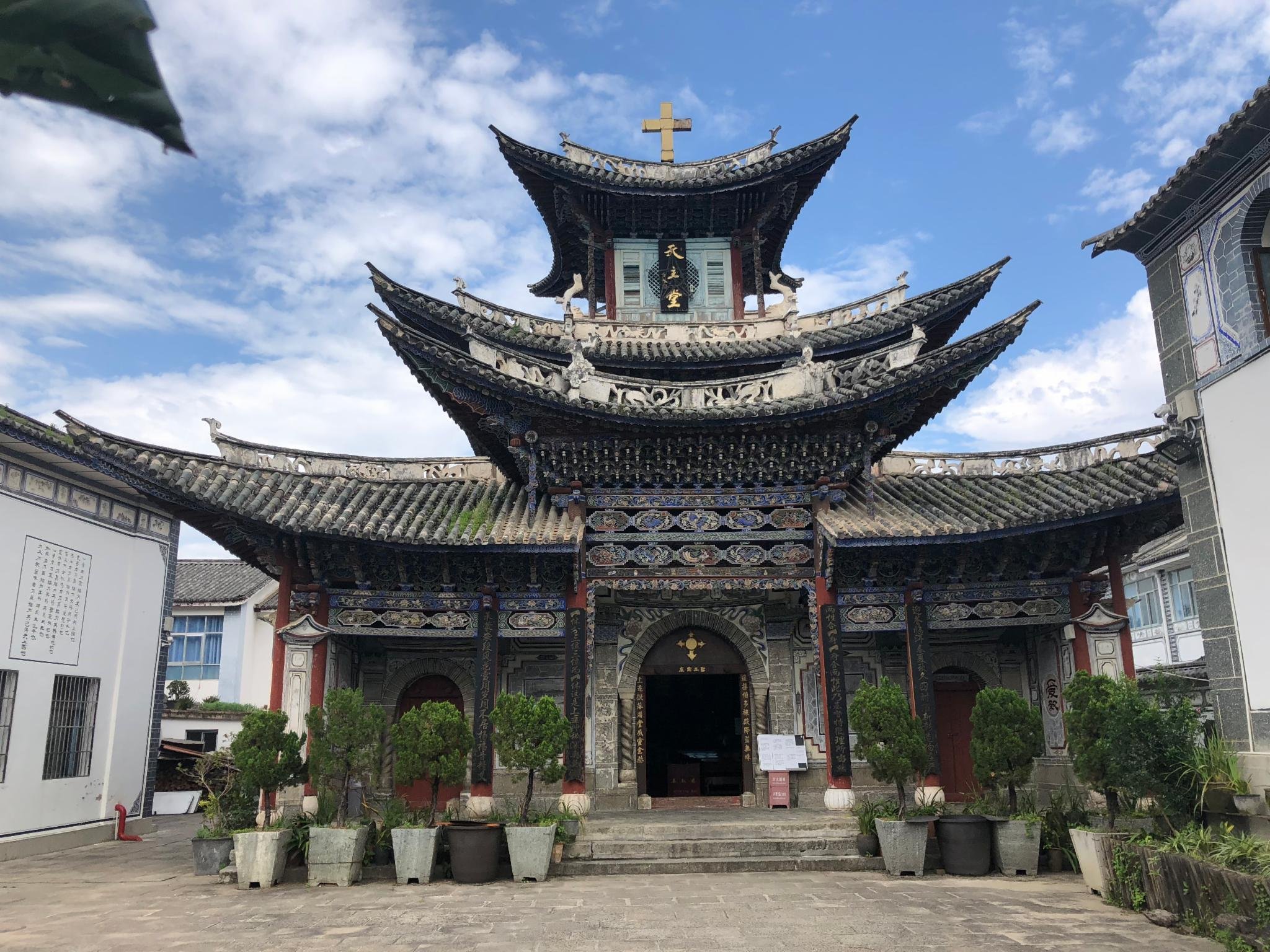 古城内的天主教堂在胡同里,不过也是非常显眼的,有路标