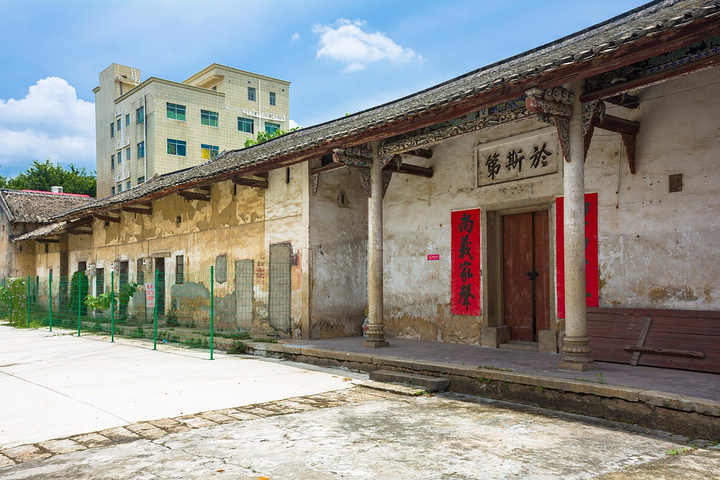 深圳 长期被称为"边陲小镇",在许多研究岭南文化的专著中, 深圳 往往