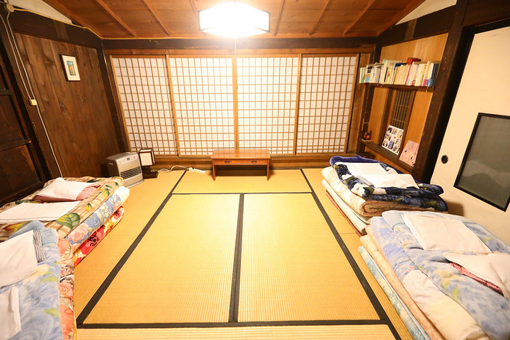 大通铺,男女各一间角落也非常有味道村长由志愿者轮值,好帅的.