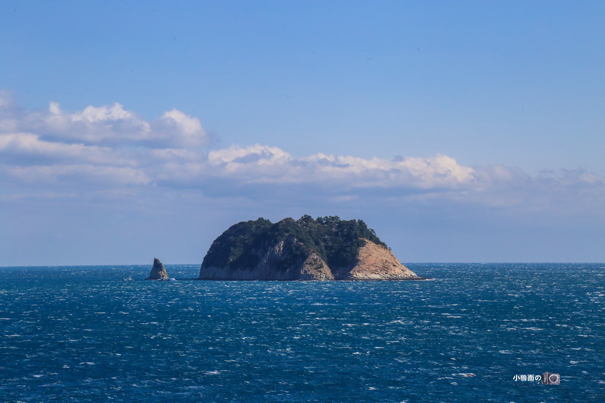 从独立岩眺望的虎岛夕阳美景尤其受到游客的青睐.