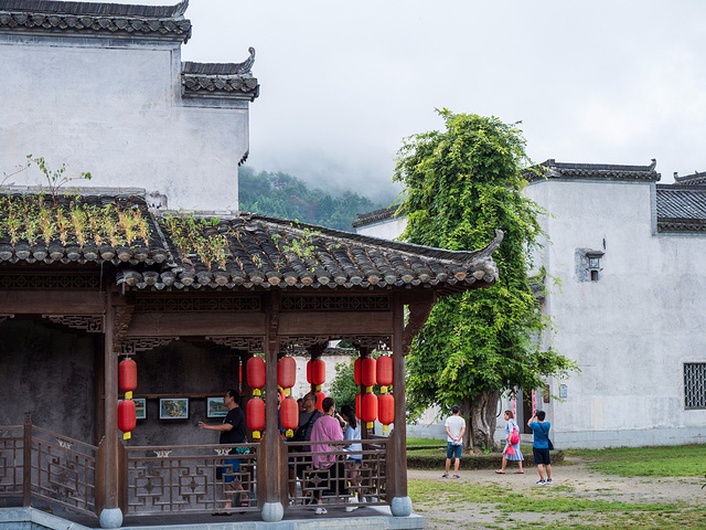 2024宏村 最有名的景点:南湖画桥,南湖也就是 宏村 牛式建筑的牛肚,画桥就在南湖之上,远远看去,画..._宏村景区-评论-去哪儿攻略