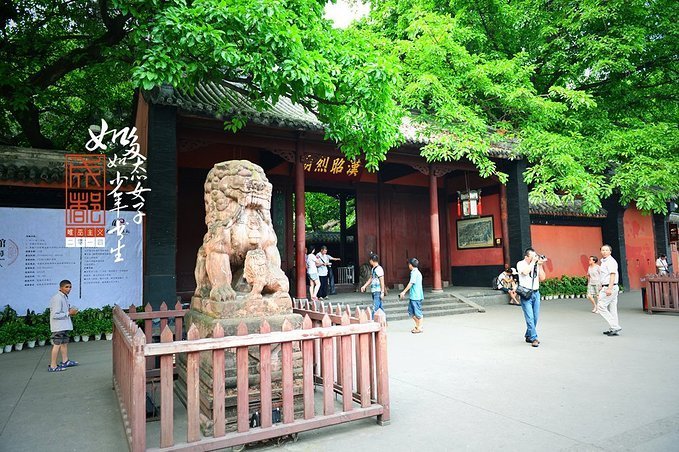 景色做的不错,小吃,酒吧都有,晚上八九点逛出来的时候,很多当地人才在