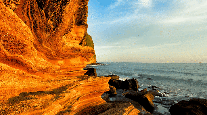 位于东海岸的彩色公路是涠洲岛上著名的环岛路,中间是黑色的沥青,两旁
