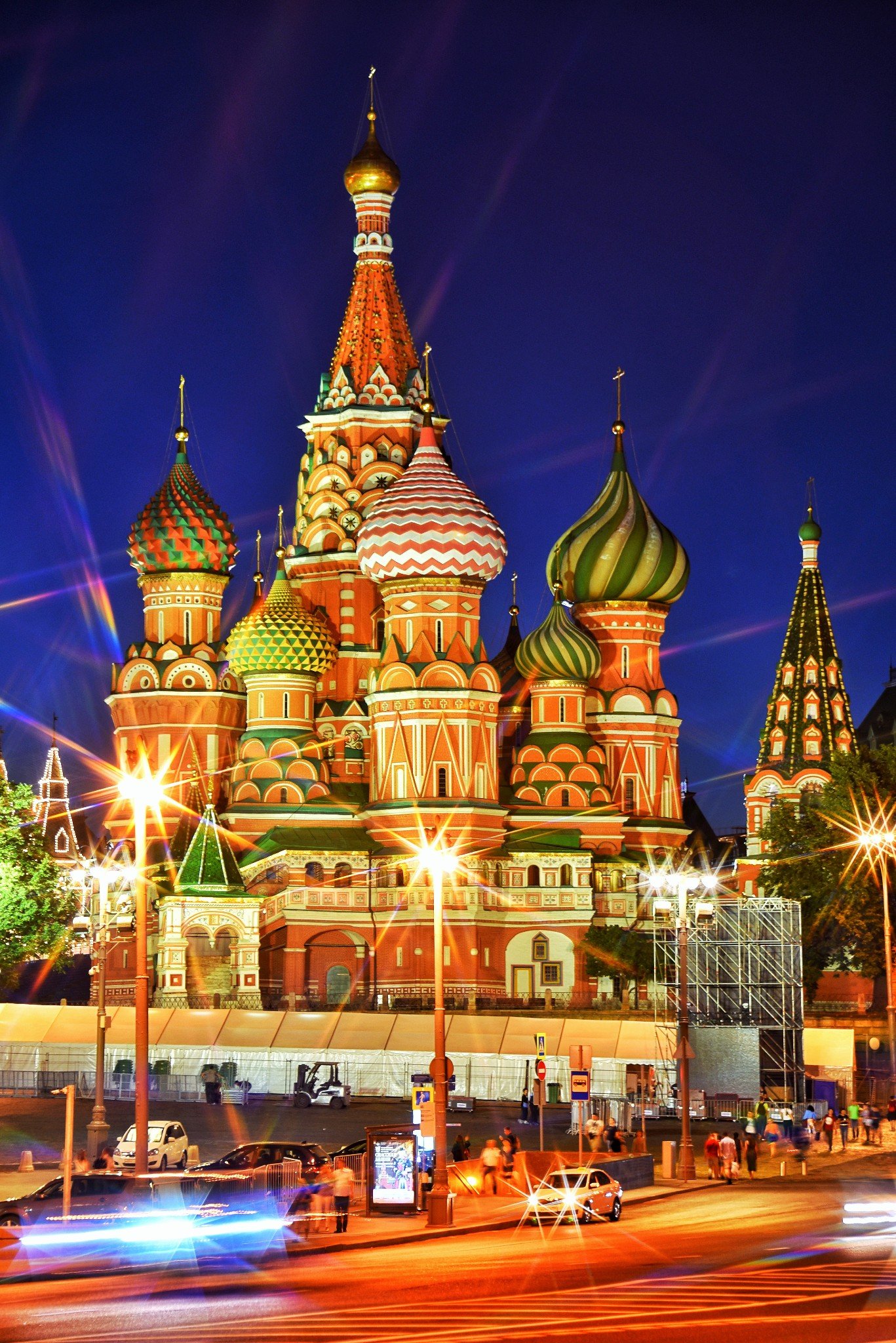 华灯初上远处的天空没有一片云却被染成了淡紫红色