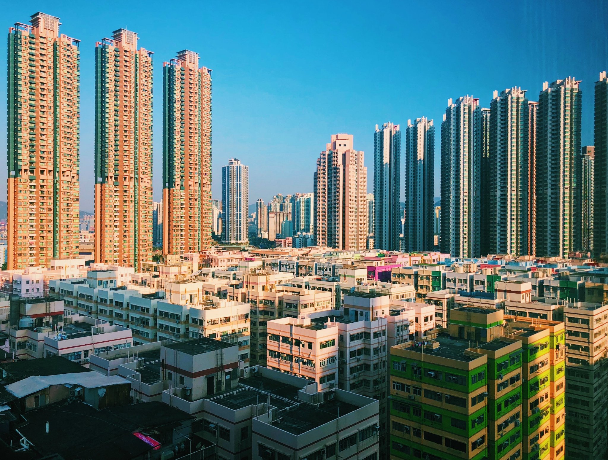 这次我们来打卡的其中一个景点怪兽大厦也称巨厦一栋栋密密麻麻的高楼