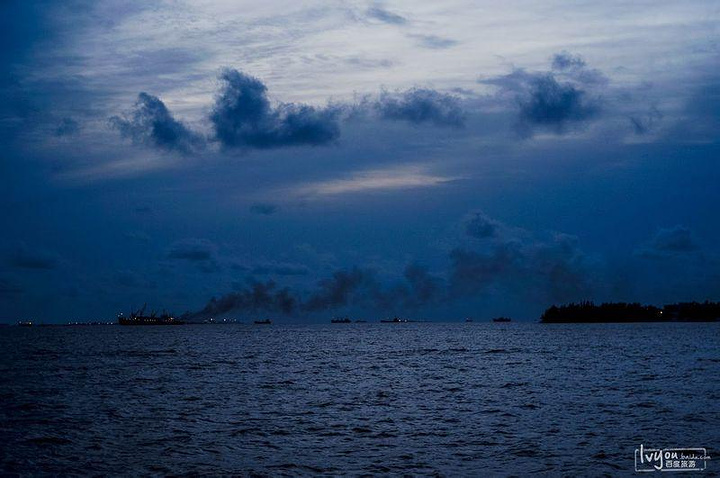 2017马尔代夫的机场也很小,落地以后步行出场