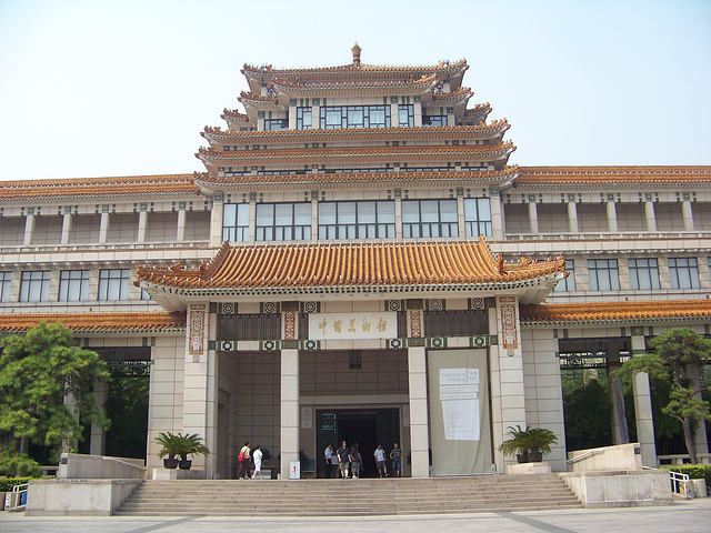 研究,展示中国近现代艺术家作品为重点的国家造型艺术博物馆, 是国内