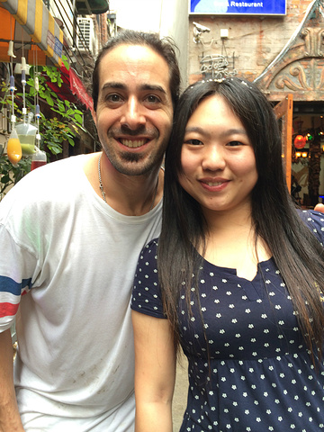 在一家外国人开的卖烤肠的店,点杯天使之吻,吃