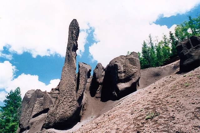 聚龙火山石林景区