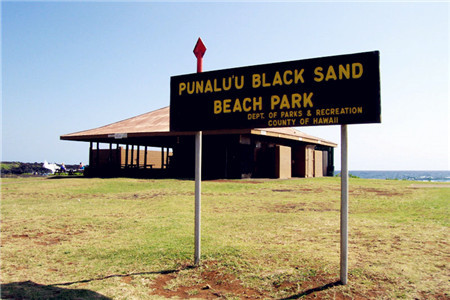 普纳鲁吾黑沙海滩