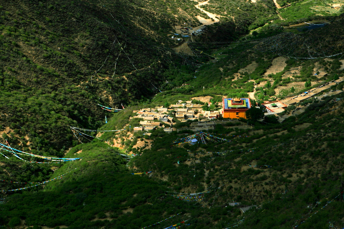 青朴修行地青朴修行地位于山南桑耶寺东北15里的纳瑞山腰,山峦间树木