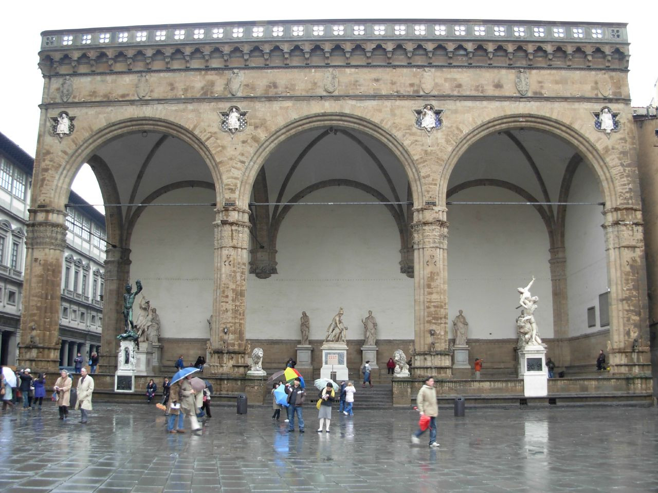 如今凉廊内展示许多文艺复兴时… 凉廊取名自科西摩