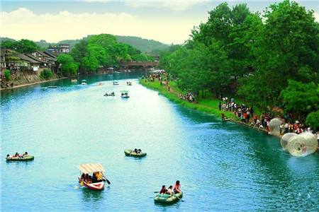 娱乐详情 平乐古镇漂流项目是2010年5月1日兴起的水上旅游项目,起点是