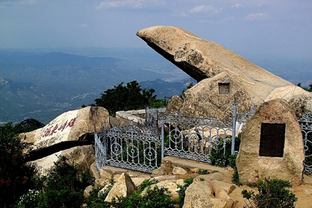 泰山风景名胜区-拱北石