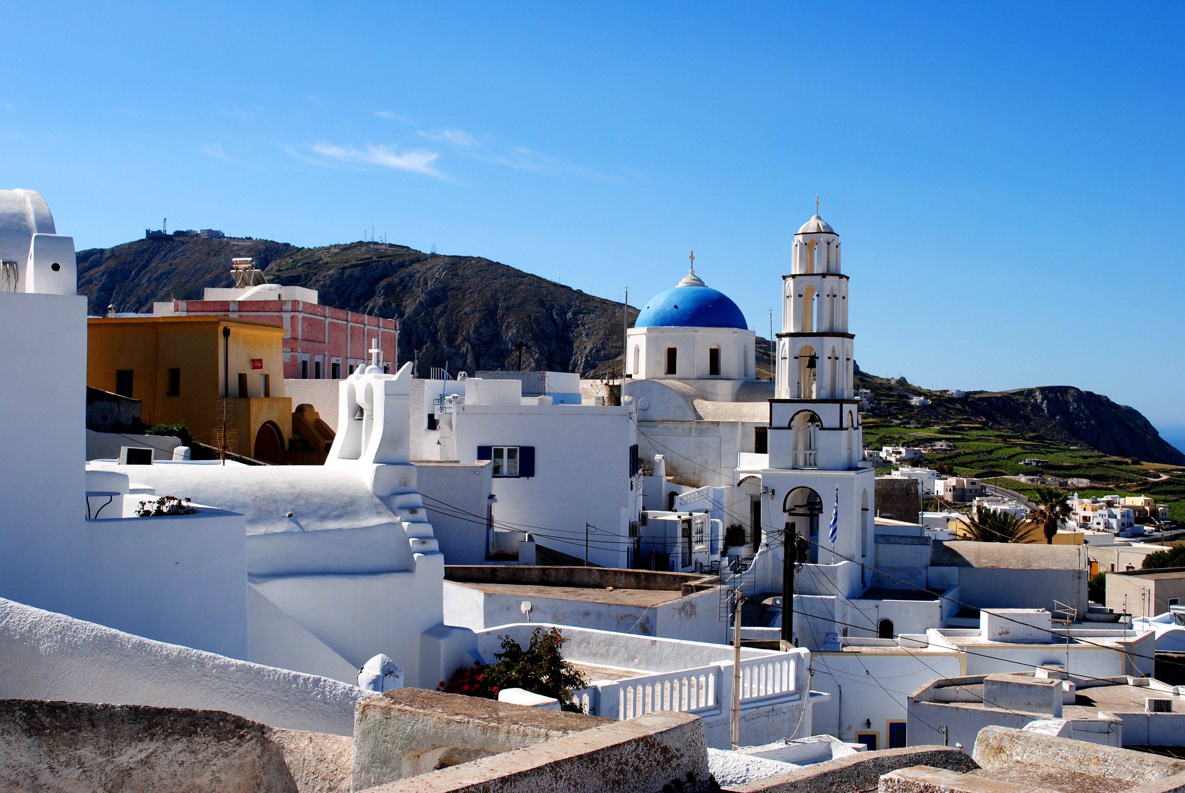 点评(2 条) 皮尔戈斯(pyrgos)小镇曾经是圣托里尼的行政首府