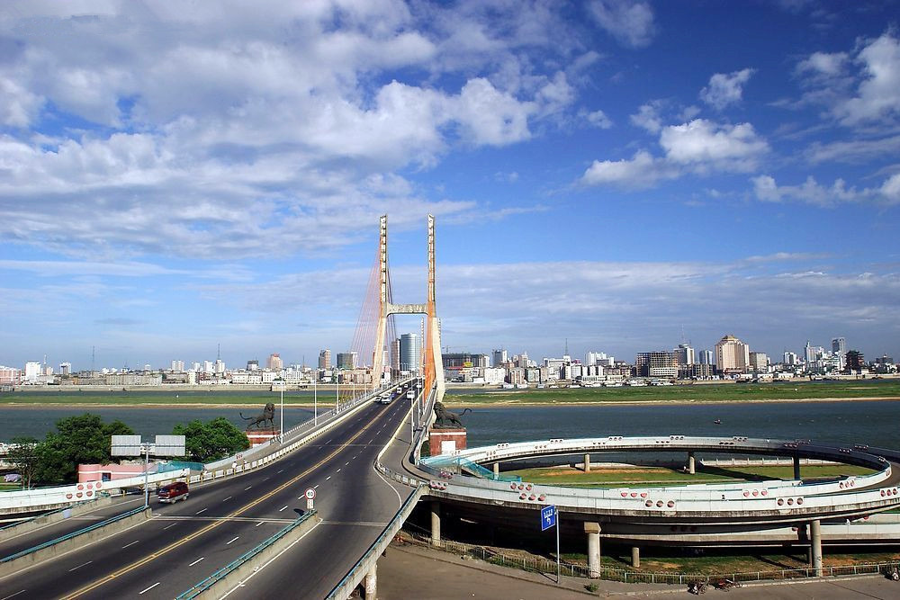 南昌大桥,位于长江中下游特大中心城市,南昌市,大桥横跨于朝阳洲和