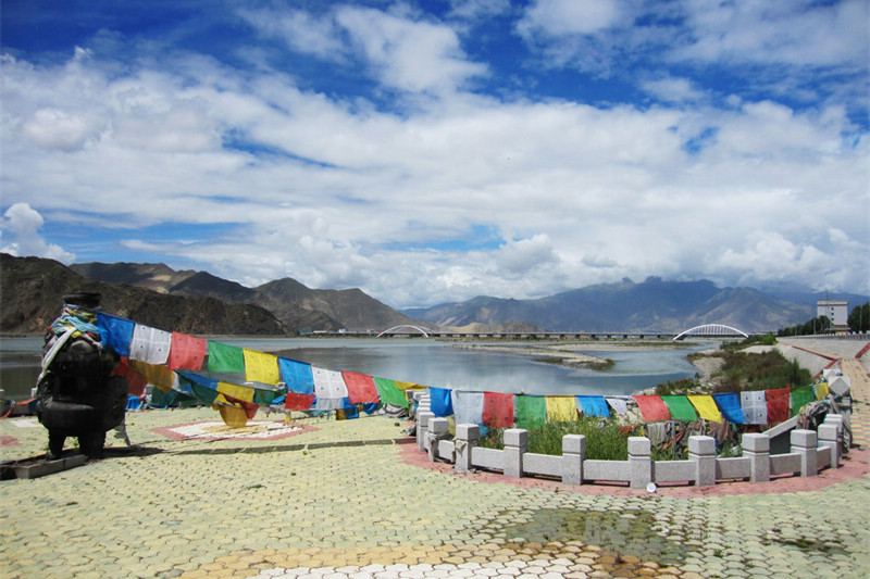 仙足岛是拉萨市城关区南部拉萨河内的江心岛,东西还有几个小沙洲.