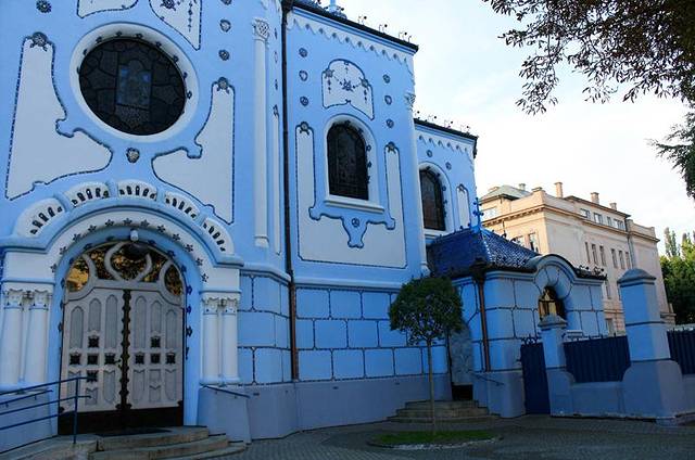 建于1907-1908年,是匈牙利天主教堂中新艺术的代表,因为外墙是蓝色而