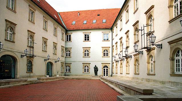 克洛维切维•德沃里画廊