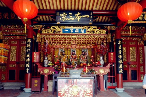 泉州开闽三王祠主祠为上下落三开间,中有天井及两庑.