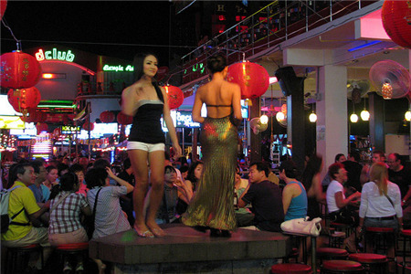 卡塔海滩酒吧街