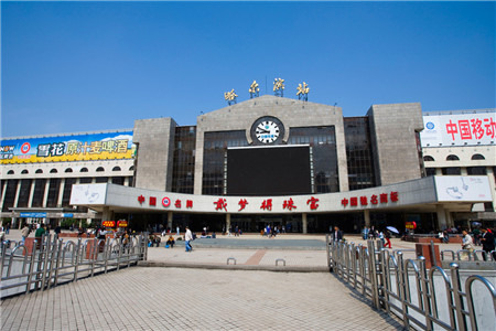 89 首页 交通详情 哈尔滨老火车站位于南岗区与道里区的交界处,成为