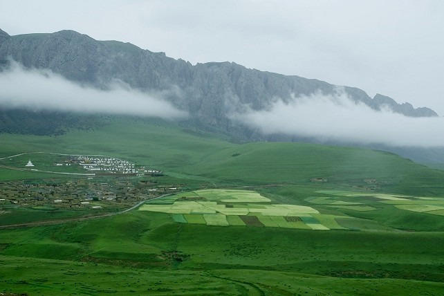 点评(1&nbsp;条) 甘加草原位于夏河县城西北20公里处,它不仅同桑科