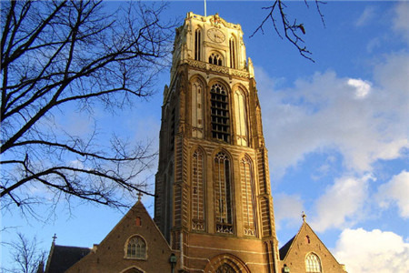 教堂广场上立有荷兰著名思想家伊拉兹马斯的雕像