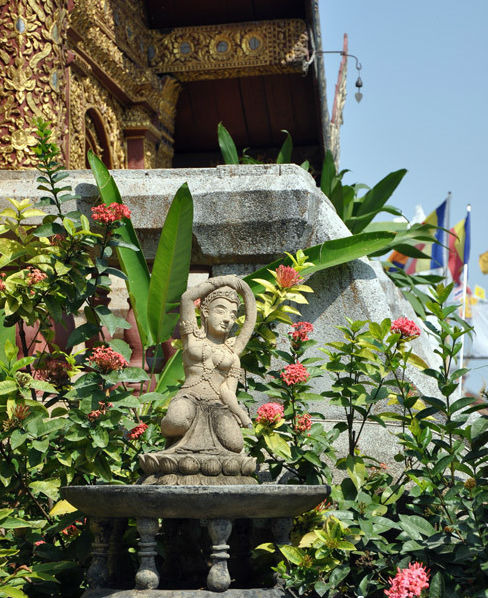 玛哈弯寺经络敲打按摩