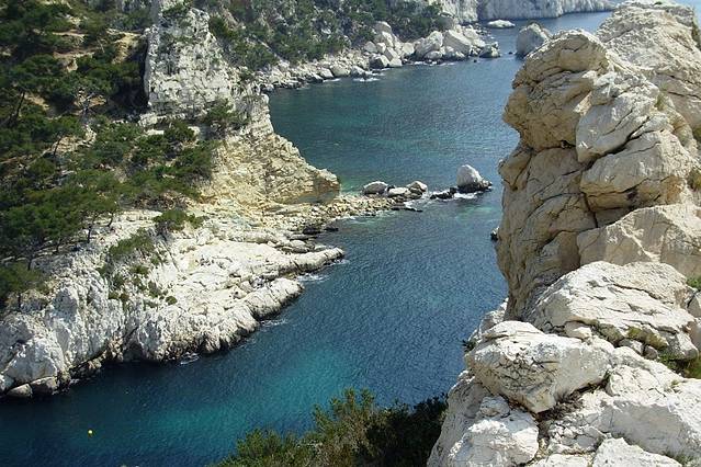 在卡郎克国家公园园Sormiou地区攀岩远足