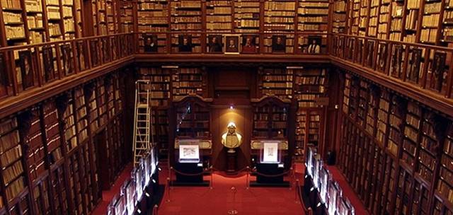 安布罗西安纳图书馆